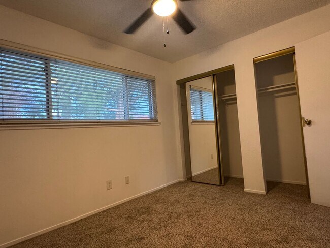 Building Photo - Nicely updated Mequon Condo