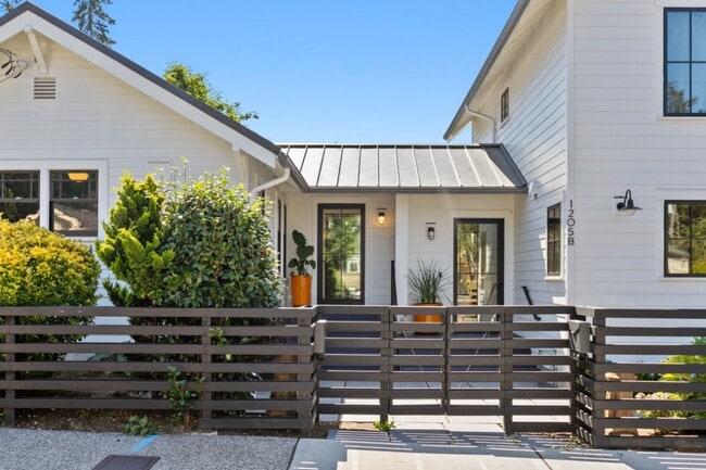 Building Photo - 2Bd/1Ba Seattle Duplex