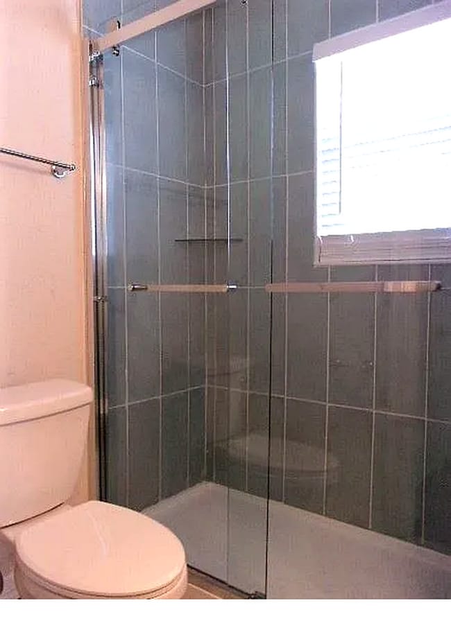Building Photo - Charming 1-Bed in Gatewood with Hardwood F...
