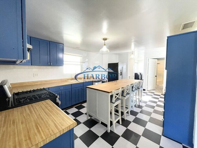 Building Photo - 21502 Berendo Ave