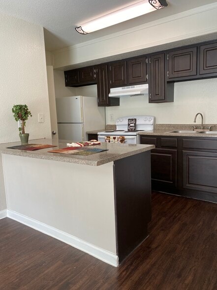 Building Photo - Royal Oaks of Pearland