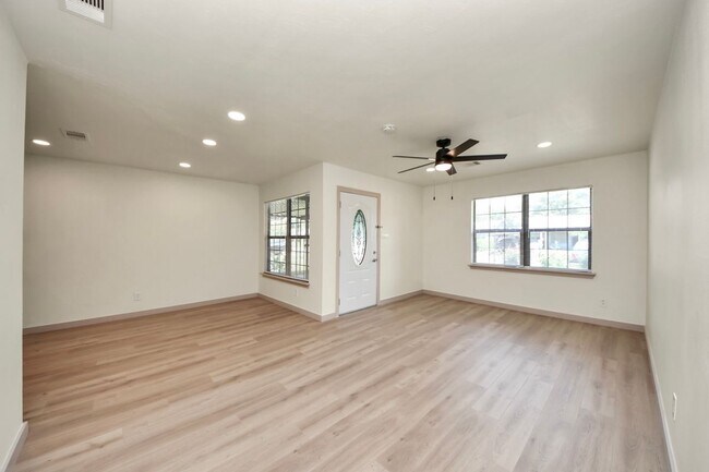 Building Photo - 2404 Grape Ln