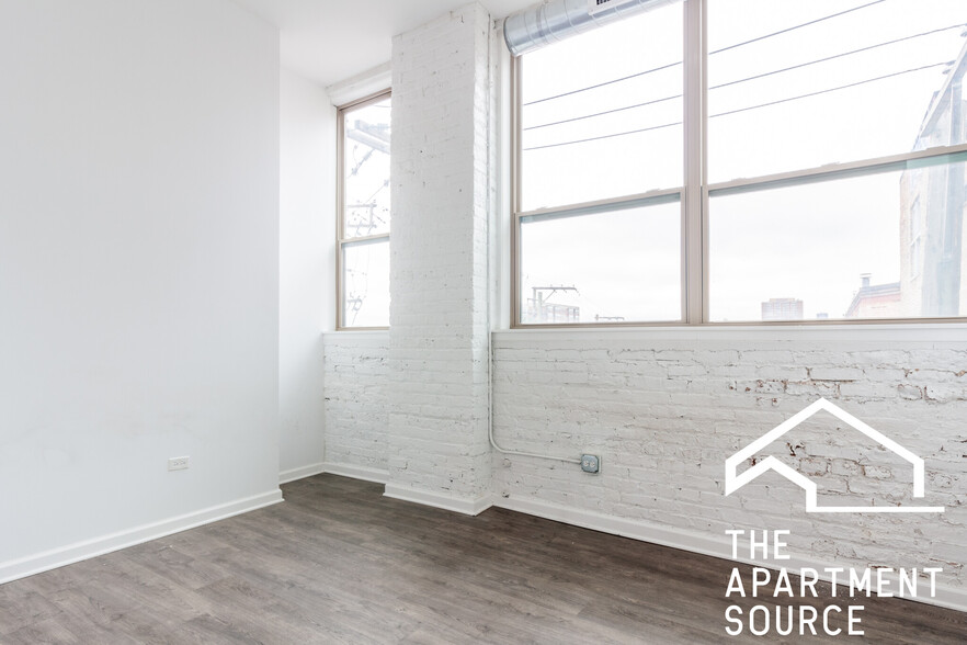Building Photo - 930 W Dakin St