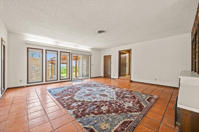 Building Photo - 6501 Mesa Dr