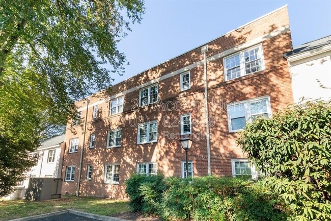 Building Photo - 1303 S Walter Reed Dr