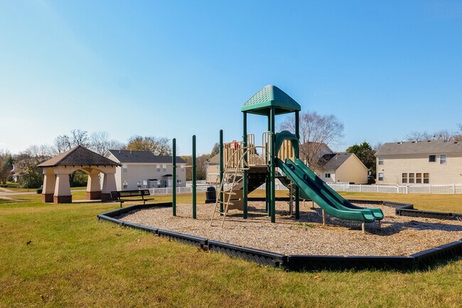 Building Photo - Spacious 4-Bedroom Hendersonville Home