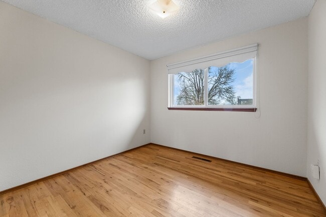 Building Photo - Steilacoom Split Entry