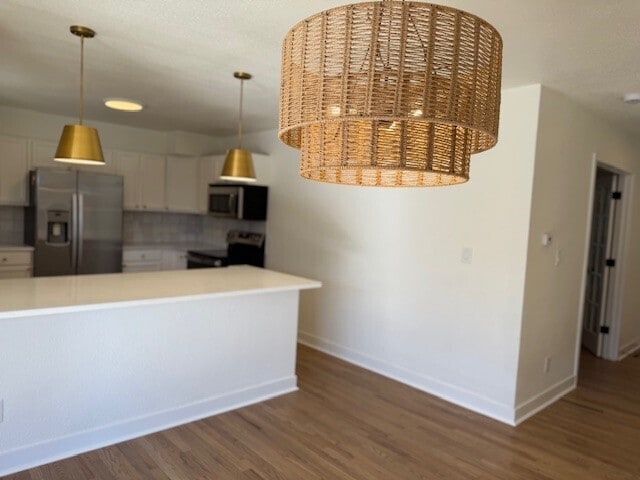 Building Photo - Modern finishes, spacious living, huge fenced backyard