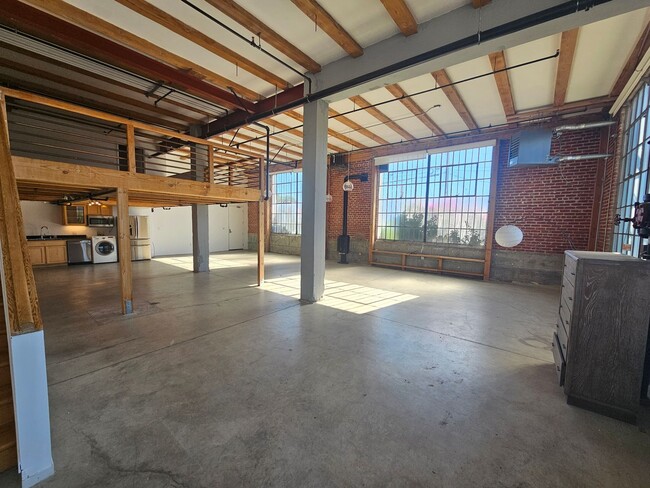 Building Photo - Unique & Spacious Live / Work Loft in the ...