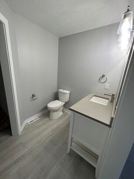 Building Photo - 811 Burr Oaks Dr