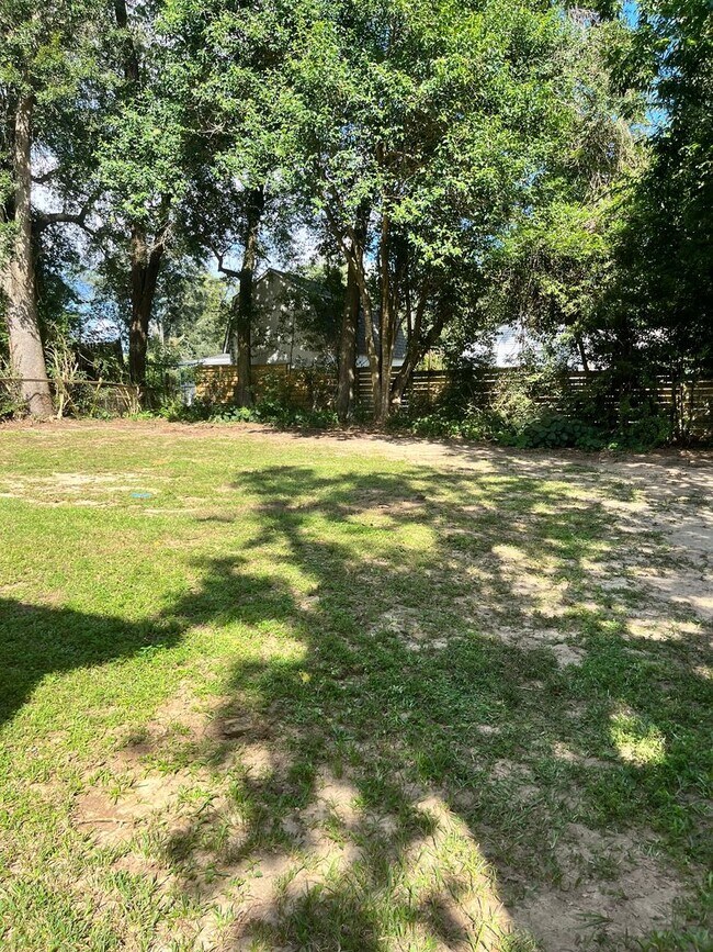 Building Photo - Adorable 3bdrm 1 bath bungalow in central midtown location, "Circle Beautiful" subdivision.