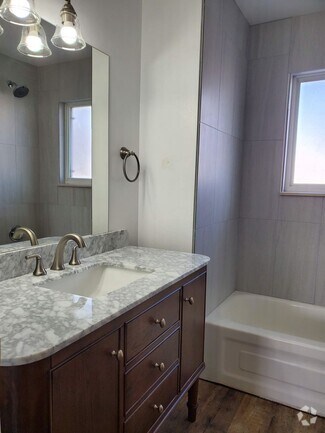 Building Photo - Townhome (end unit) with 2 bedrooms, 1.5 bath