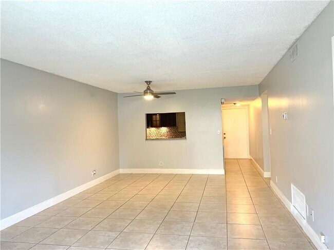 Building Photo - 2830 Riverside Dr