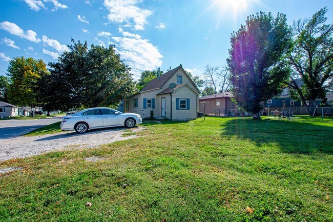 Building Photo - Spacious and CLEAN 2 Bedroom / 1 Bath Home...