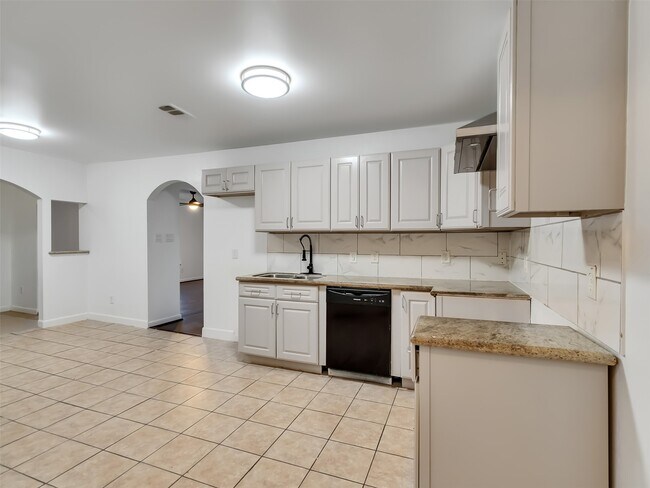 Building Photo - 4930 Holloway Dr