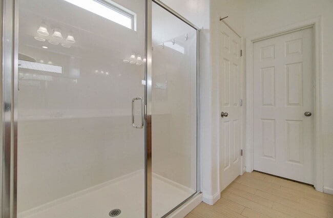 Building Photo - 1106 E Regent Dr