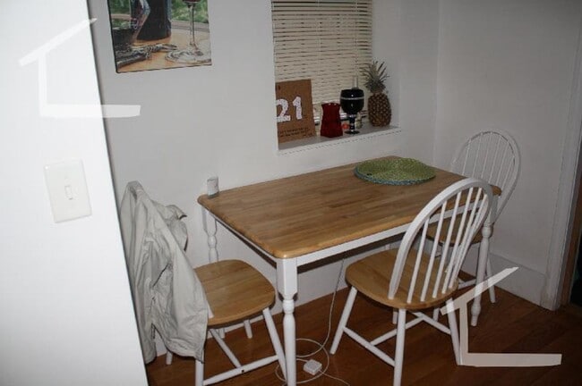 Building Photo - 4Br/1Bth apartment in Boston! Great location! Laundry in UNIT!