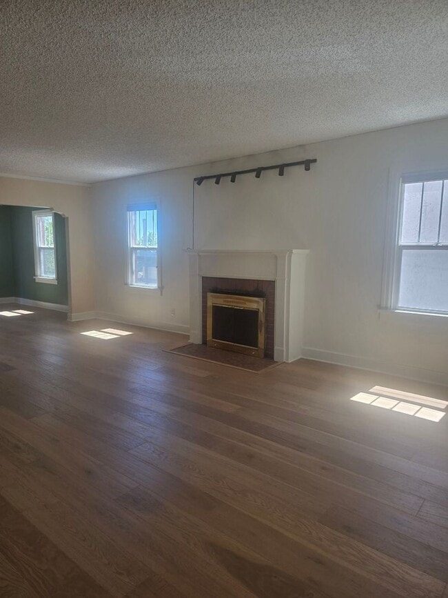 Building Photo - 4 bd 2 ba