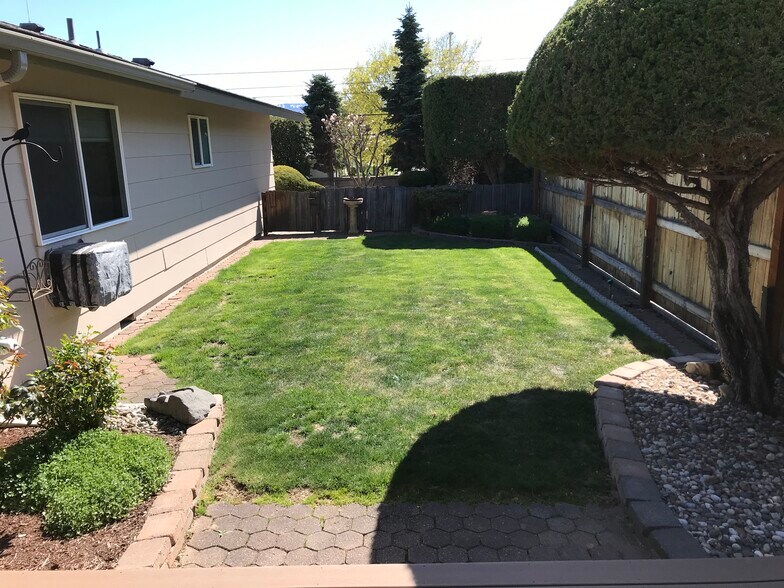 Building Photo - 2004 Kelso Ave