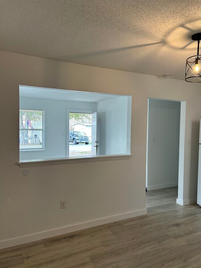 Building Photo - 1005 Pinetree Rd
