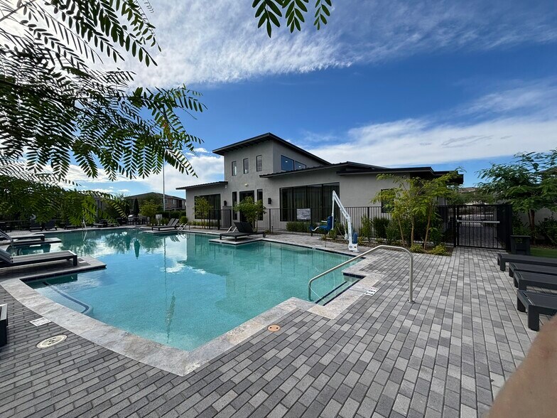 Building Photo - 2121 W Sonoran Desert Dr