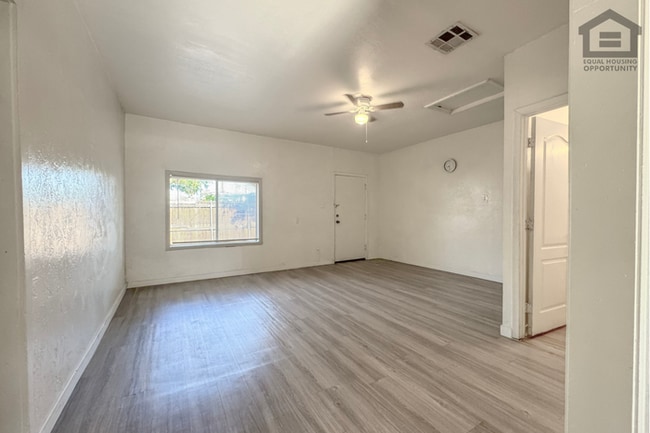 Building Photo - 2Bed/1Bath Apartment at Camelback Rd/Central Ave! Ready for Immediate Move-In! – NO HOA!