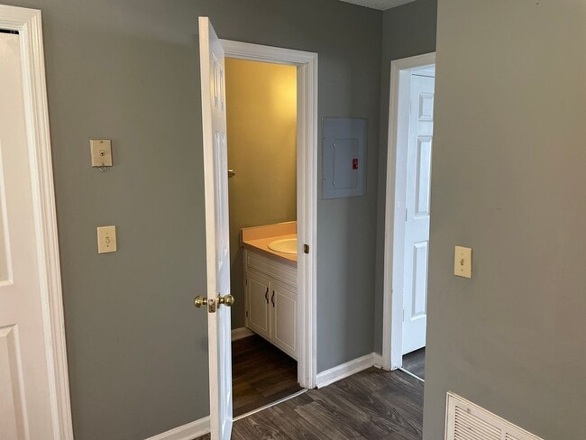 Building Photo - Cozy Townhome