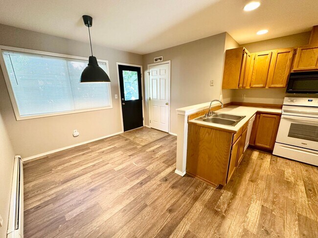 Building Photo - Introducing the Perfect Townhouse Steps Away from Central WA University!