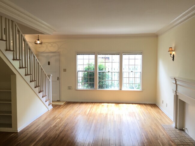 Living room - 1054 Masselin Ave