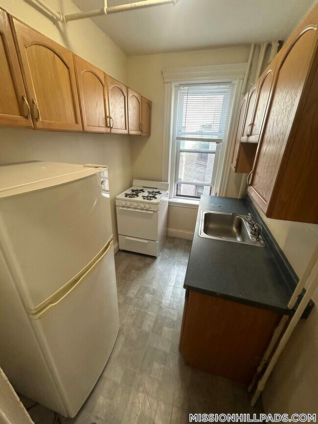 Building Photo - 364 Riverway