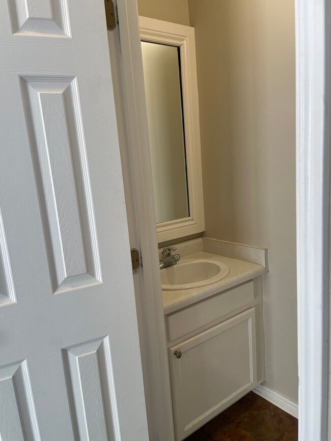 Building Photo - BEAUIFUL TOWNHOME!!!