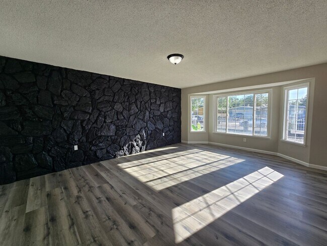 Building Photo - Spacious 4- Bedroom Remodeled Home in Palm...