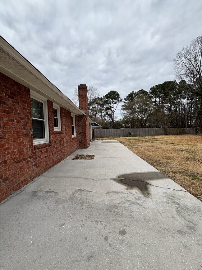 Building Photo - 115 Aylesbury Rd