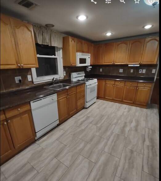 Spacious Eat in Kitchen - 53 Morris Ave