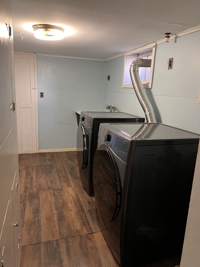 Building Photo - 72 Carlton St