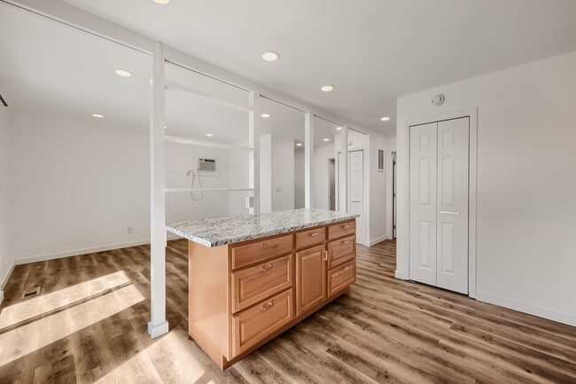 Building Photo - Move in ready unit on Fairway!