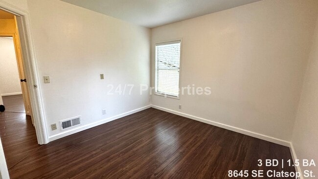 Building Photo - Bright 3BD I 1.5BA Home w/ Large Yard - SE Portland