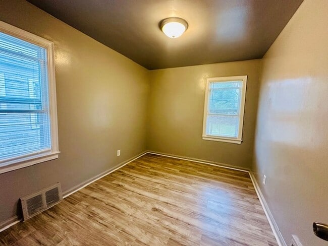 Building Photo - Nicely Updated 3 Bedroom 1 Bath Welcome Se...