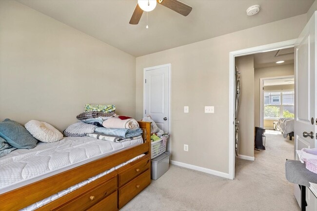 Building Photo - 3-Level Townhome in Woodstream!