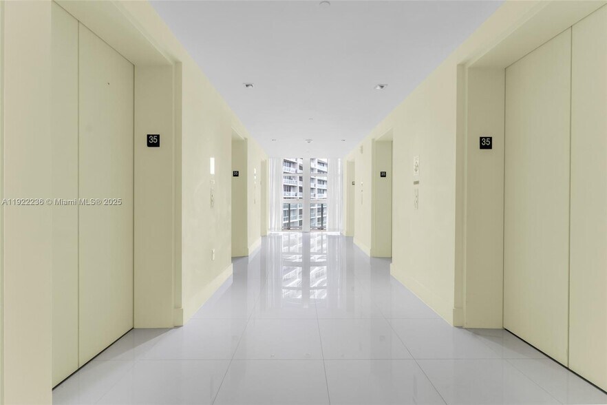 Building Photo - 495 Brickell Ave