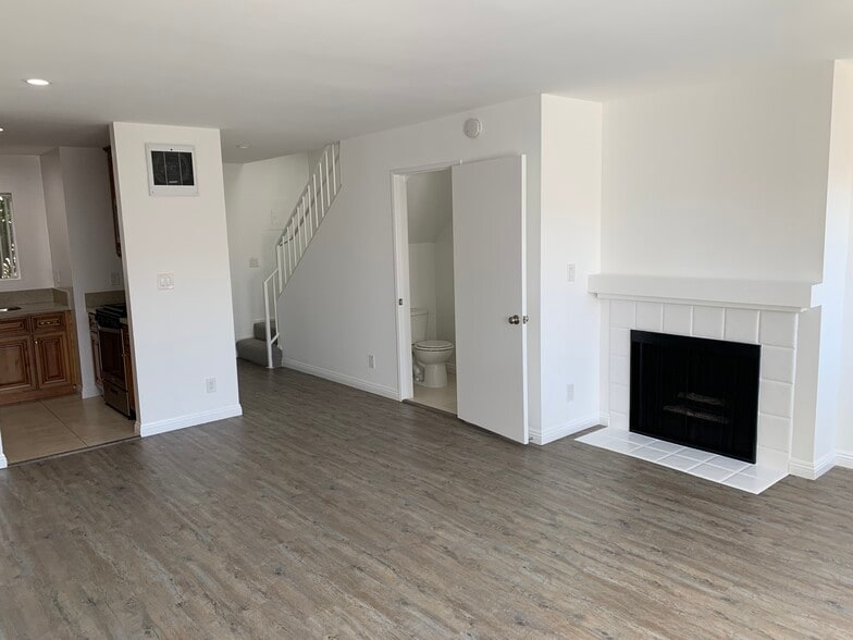 Primary Photo - 4424 S Centinela Ave