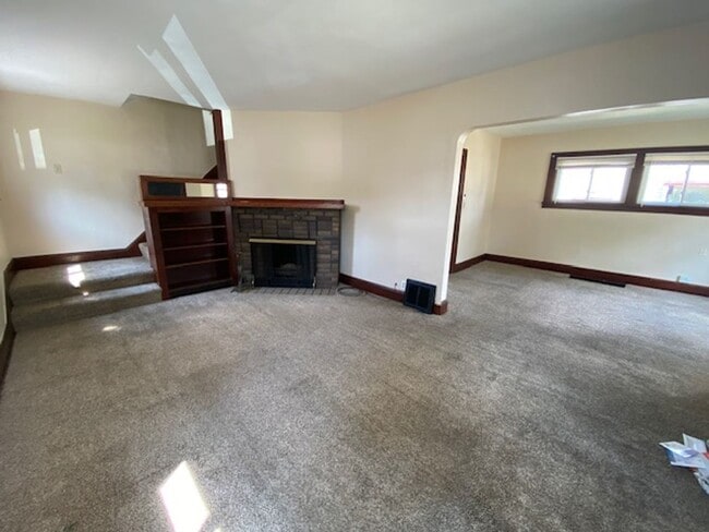 Building Photo - 908 S Hawkins Ave