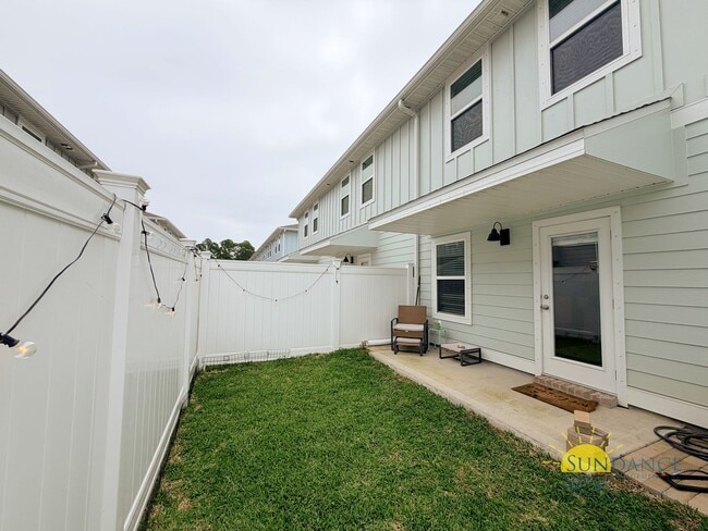 Building Photo - Stunning 3 Bedroom Townhouse in Brittany Oaks!