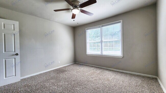 Building Photo - 816 Sandell Dr