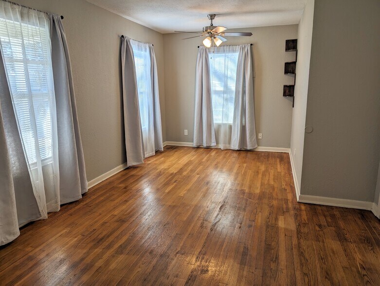Building Photo - 307 San Angelo