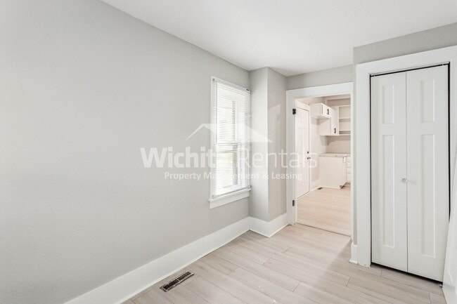 Building Photo - 1038 S Ellis St