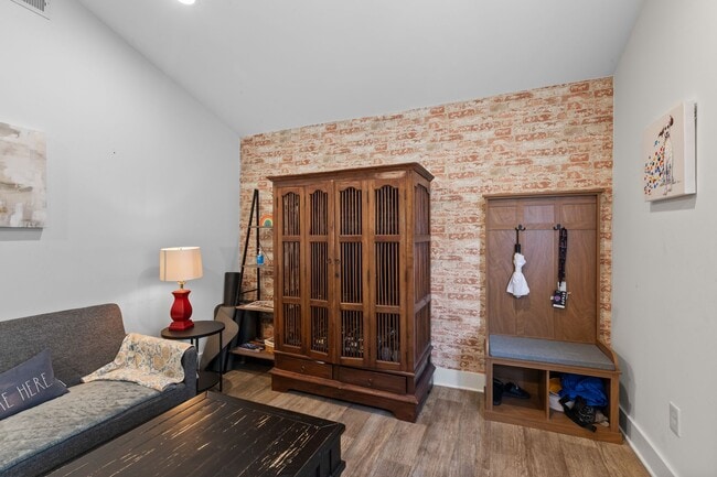 Building Photo - 413 Lockland Dr