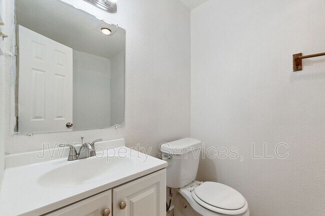 Building Photo - 904 Monterey Ct W