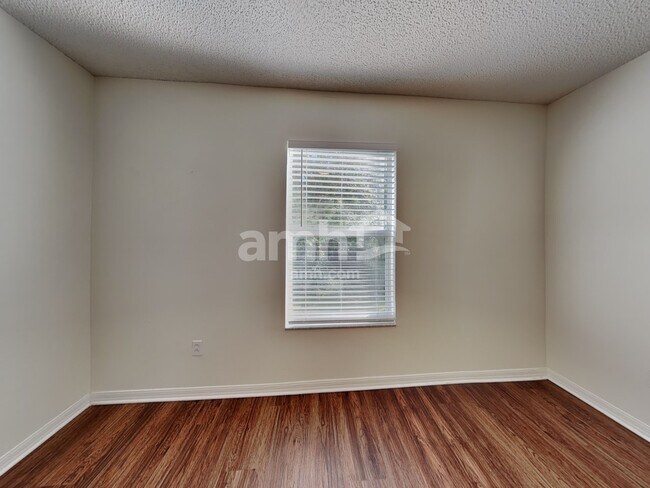 Building Photo - 1921 Darlin Cir