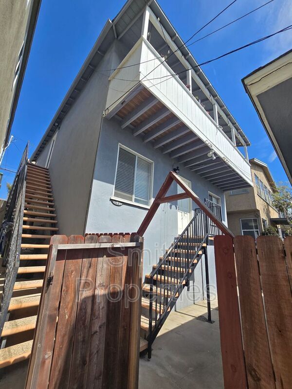 Building Photo - 512 1/2 Manhattan Avenue